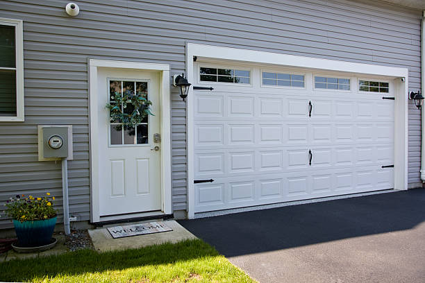 24/7 Emergency Garage Door Panel Replacement experts in Pinewood, FL